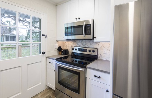 Saint Simons Island Cottage | 5 Minute Stroll To Beach! Newly Renovated And Listed. Professionally Decorated