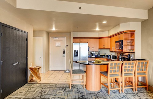 Las Vegas Hotel | 5 Minute walk to the LV Strip and The Sphere! No resort Fees. Luxury Hotel.