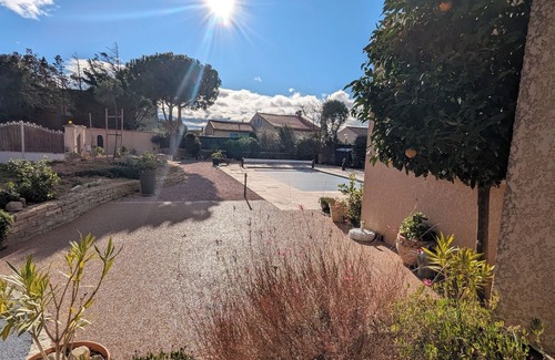 La Palme House | 5 minutes from the beach, family home with pool and garden!