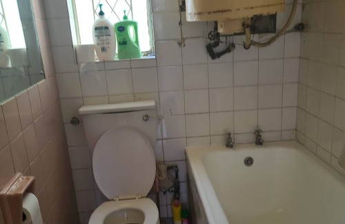 Harare Apartment | 5 minutes into the city. Family sized unit with newly fitted kitchen.