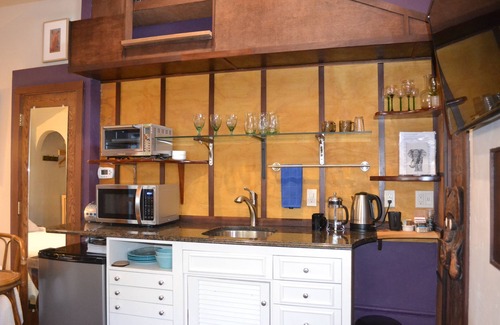 Barton Heights Apartment | 5 minutes to Everything Austin-easy walk to Downtown or to swim Barton Springs