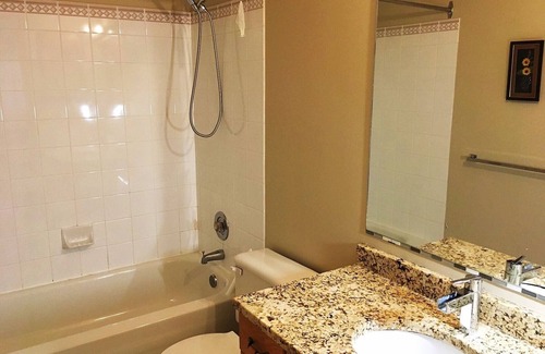 Fort Gary Bed & Breakfast | 5 minutes to Walmart, Costco, IKEA, Outlet, MITT, queen bed with working station