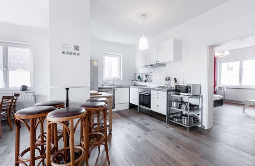 Tempelhof Apartment | 5 rooms, giant living room, Park Tempelhofer Feld, 3 minutes to underground/S-Bahn, up to 14 people