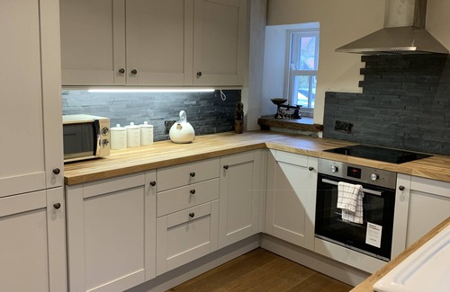 Austwick Cottage | 5 Star Cottage on The Green with Log Burner (Dog Friendly)