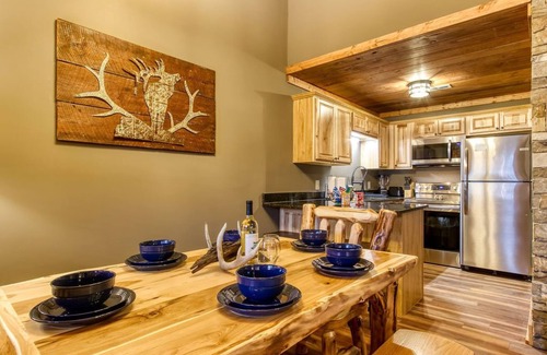 Gatlinburg Condo | 5* Star LUXURY ~ 3BR/3BATH ~ Downtown Gatlinburg ~ WALK EVERYWHERE ~ Sleeps 6