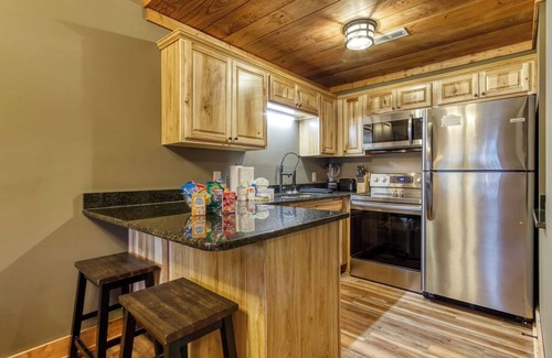 Gatlinburg Condo | 5* Star LUXURY ~ 3BR/3BATH ~ Downtown Gatlinburg ~ WALK EVERYWHERE ~ Sleeps 6