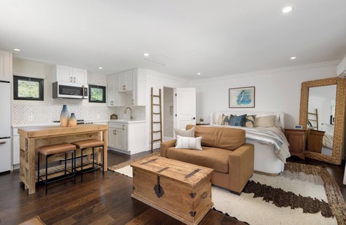 Bel Air House | 5-Star Luxury & Exclusive Gated Villa w/ADU walkable to Beach & Trails