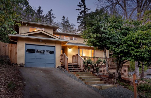 Fairmont House | 5-Star Townhouse! Steps to Hendricks Park and UO! Early Check-In/Late Check-out!