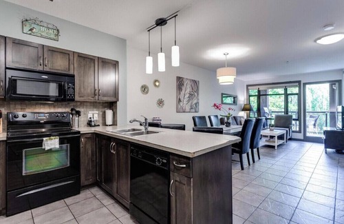 South Pandosy Condo | 5 ⭐️- Unit 322 - Sol Terra Stays - Enjoy Your Breakfast With A Creek View