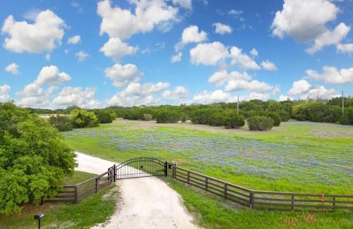 Glen Rose House | 50 Acre Countryside Haven With Hiking Trails, Fossils, Pickleball Court, Basketball, Arcade, In-Ground Trampoline, Pool and Jacuzzi residence