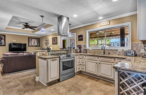 Redmond Terrace House | 50 ft to Texas A&M University! Walk to Kyle Field! Pool & spa!