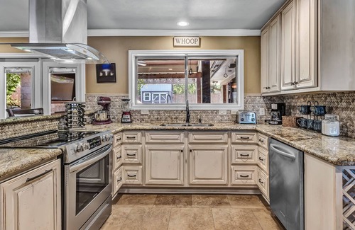 Redmond Terrace House | 50 ft to Texas A&M University! Walk to Kyle Field! Pool & spa!