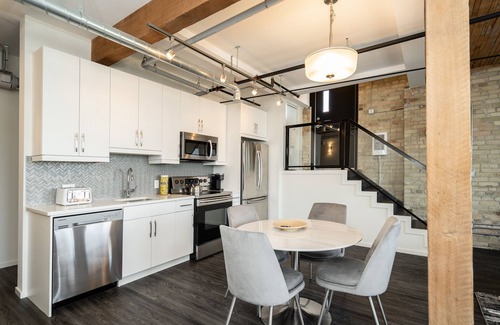 Winnipeg Condo | (501) Exchange District + Hi-End 2 Bdr+Fast WiFi (139)