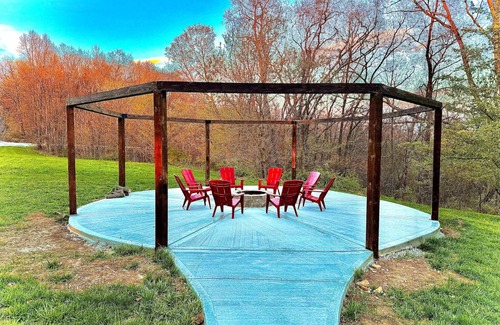 Sugar Grove Cabin | 511 m² Cabin ∙ 8 bedrooms ∙ 40 guests