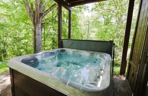 Sugar Grove Cabin | 511 m² Cabin ∙ 8 bedrooms ∙ 40 guests
