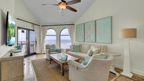 Isle of Palms House | 513 Seascape by AvantStay Oceanfront Home w Amazing Views Community Pool Access