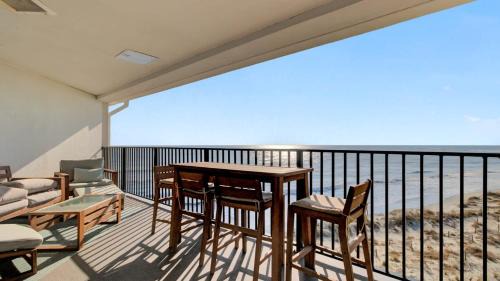 Isle of Palms House | 513 Seascape by AvantStay Oceanfront Home w Amazing Views Community Pool Access
