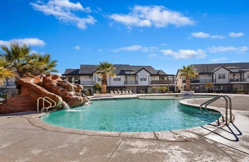 Santa Clara House | 52-53| Poolhouse Duplex in St George with 2 Pools and Hot Tubs