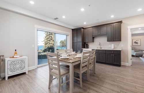 Traverse City Condo | ♛ 539 Bay St ⁀➷ Luxury Downtown 2BDR Lake View Penthouse Condo steps to Beach!