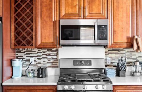 Quincy Apartment | 555-2 6BR Quincy - Spacious Apt near Perry Beach