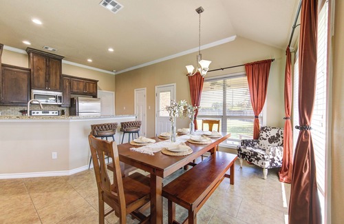 College Station House | 5BD Retreat - Pool Access & Bkyd - 5 Mins to T A&M - Pet Friendly!