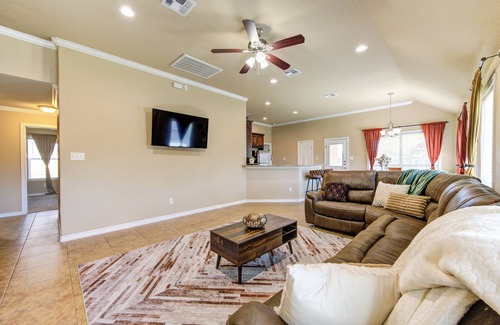 College Station House | 5BD Retreat - Pool Access & Bkyd - 5 Mins to T A&M - Pet Friendly!