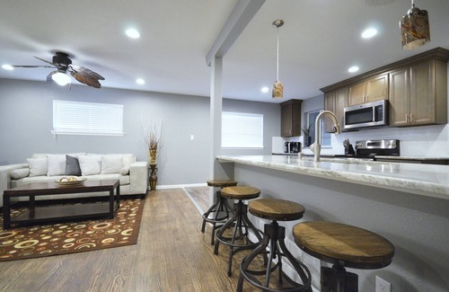 Jewell Heights - Hoffman Heights House | 5bdrms; 6King beds, 2kitchens, 2lvrms; Near Shops & Dining; 1block to Starbucks!