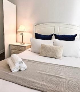 Downtown Apartment | 5BR 2BA , Sleeps 10, Downtown , Near PPAC