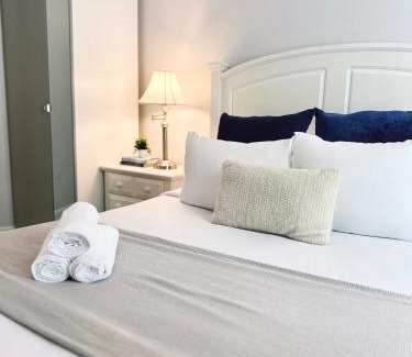 Downtown Apartment | 5BR 2BA , Sleeps 10, Downtown , Near PPAC