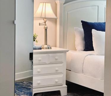 Downtown Apartment | 5BR 2BA , Sleeps 10, Downtown , Near PPAC