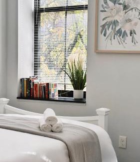 Downtown Apartment | 5BR 2BA , Sleeps 10, Downtown , Near PPAC