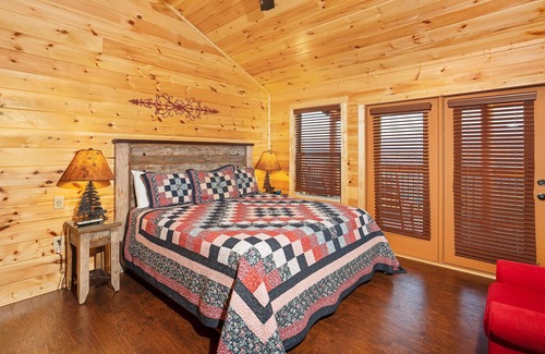 Gatlinburg - Pigeon Forge Cabin | 5br/5.5ba CABIN FOR 16, MOUNTAIN VIEWS, POOL, HOT TUB, GAME ROOM, THEATER ROOM