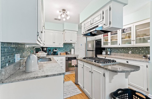 University Hills House | 5BR Double Unit On Creek - LARGE YARD - Sleeps 12