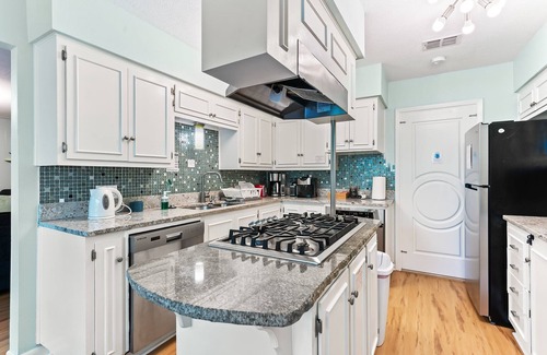 University Hills House | 5BR Double Unit On Creek - LARGE YARD - Sleeps 12