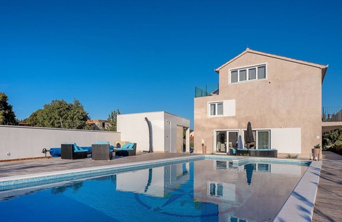 Praznica Villa | 5BR Inland villa Senses with pool and spa in authentic village with great food