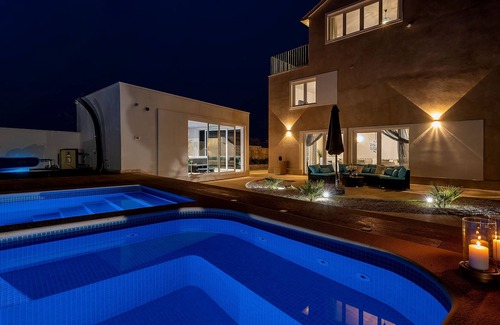 Praznica Villa | 5BR Inland villa Senses with pool and spa in authentic village with great food