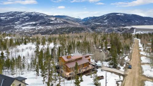 Wildernest House | 5BR Mountain Retreat with Hot Tub and Sauna