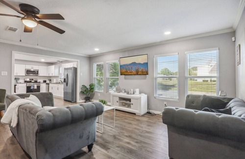 MacGregor House | 5BR w/Gameroom & 1K WiFi - Med Ctr, Downtown, NRG - Sleeps 15