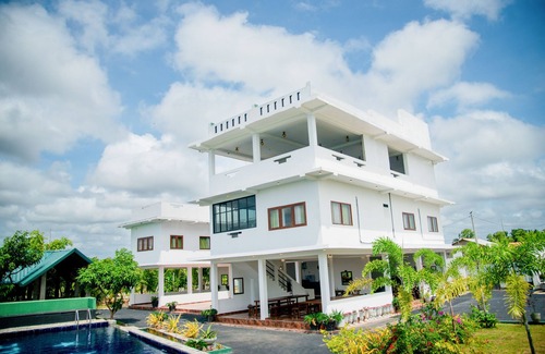 Dadugama Hotel | 5km away from Katunayka Airport Expressway! with Amazing Lagoon Food