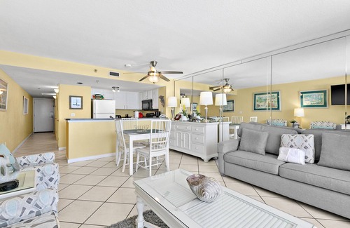 Destin Condo | 5th floor condo w/splash pad, multiple pools, and on-site bar