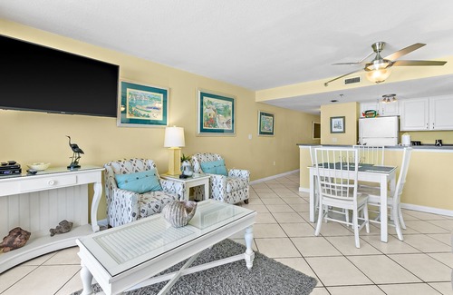 Destin Condo | 5th floor condo w/splash pad, multiple pools, and on-site bar