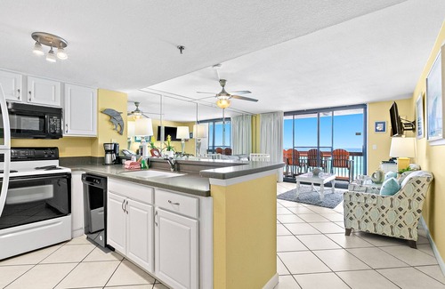 Destin Condo | 5th floor condo w/splash pad, multiple pools, and on-site bar