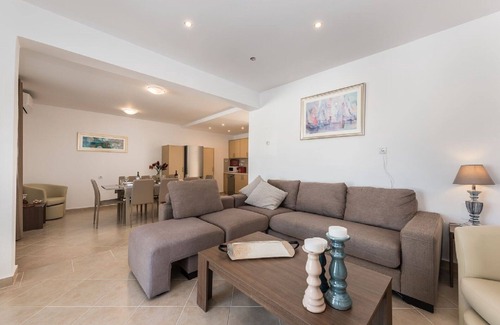 Georgioupolis Villa | 6 bedroom-walking distance to the beach and to Georgioupolis center