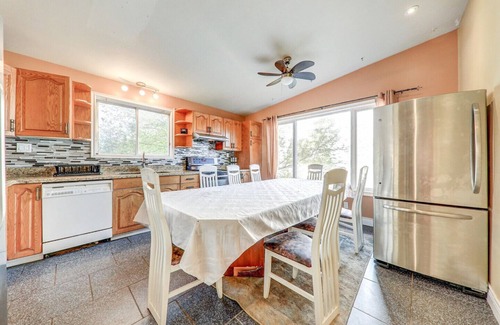 Janetville Cottage | 6 BR Lakefront Cottage , 20 Slps , 1 Hr From Toronto , Hot tub
