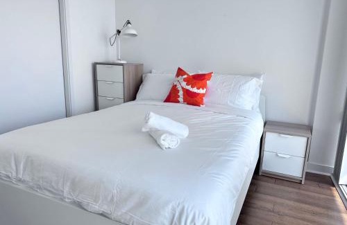 Toronto Entertainment District Apartment | 6 Guests Modern Condo with Lake Views Near CN Tower Fully Equipped