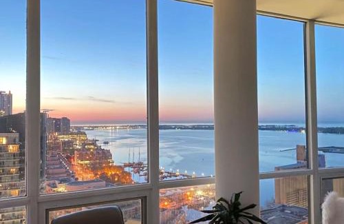 Toronto Entertainment District Apartment | 6 Guests Modern Condo with Lake Views Near CN Tower Fully Equipped