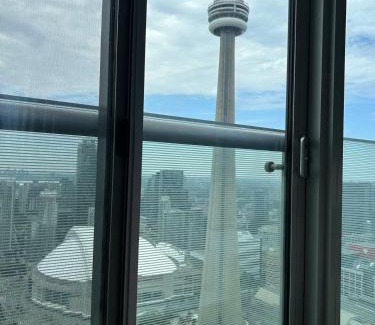 Toronto Entertainment District Apartment | 6 Guests Modern Condo with Lake Views Near CN Tower Fully Equipped