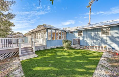 Lake Tarpon Estates House | 6 Mi to Sponge Docks Lake Tarpon Getaway with Dock!