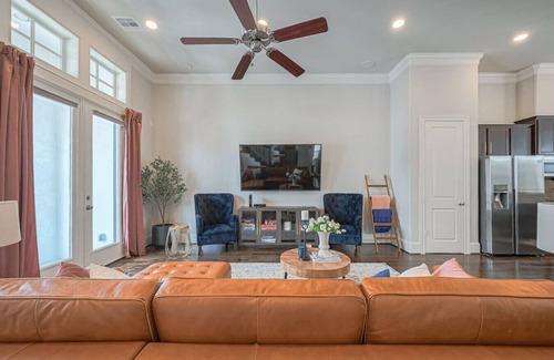 Riverside Terrace Apartment | 6 mins from TX Medical Center | 6 beds | Sleeps 8