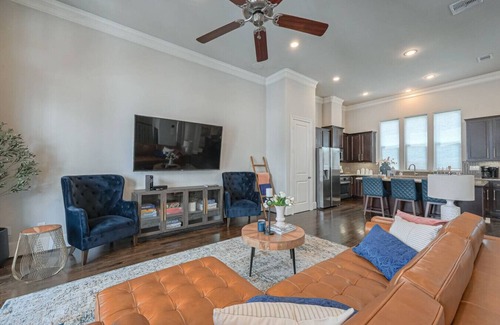 Riverside Terrace Apartment | 6 mins from TX Medical Center | 6 beds | Sleeps 8